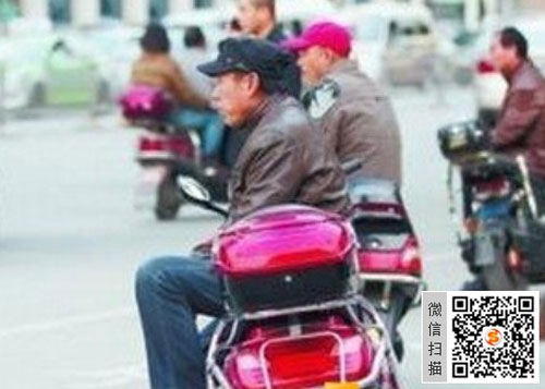 Hình ảnh Lương thấp, công chức Trung Quốc tràn ra đường chạy xe ôm số 1